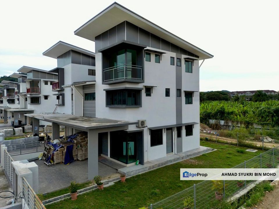 New 3 Storey Semi D House, Desa Sentosa Sg Merab Bangi near UKM for