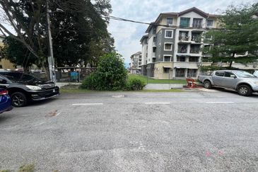 FREEHOLD  End Lot, Sri Damansara  Kuala Lumpur