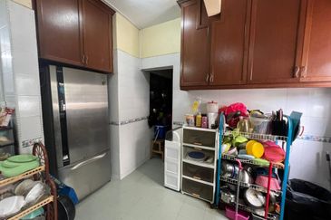 FREEHOLD  End Lot, Sri Damansara  Kuala Lumpur