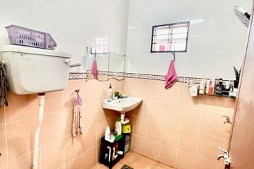 FREEHOLD  End Lot, Sri Damansara  Kuala Lumpur