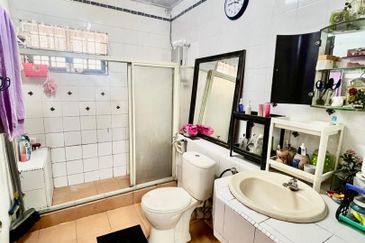 FREEHOLD  End Lot, Sri Damansara  Kuala Lumpur