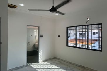 Banting  Jalan Cempaka 2 Storey Terrace FREEHOLD  FULLY RENOVATION, 