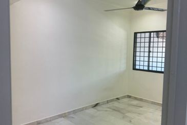 Banting  Jalan Cempaka 2 Storey Terrace FREEHOLD  FULLY RENOVATION, 
