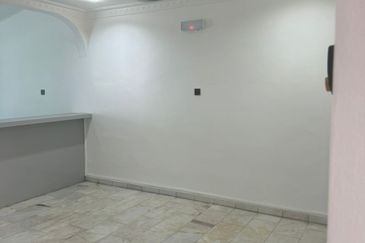 Banting  Jalan Cempaka 2 Storey Terrace FREEHOLD  FULLY RENOVATION, 