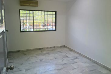Banting  Jalan Cempaka 2 Storey Terrace FREEHOLD  FULLY RENOVATION, 