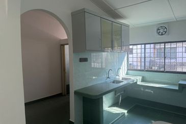 Banting  Jalan Cempaka 2 Storey Terrace FREEHOLD  FULLY RENOVATION, 