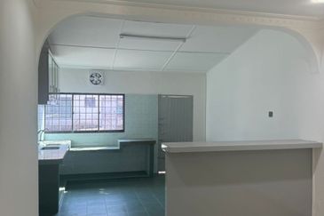 Banting  Jalan Cempaka 2 Storey Terrace FREEHOLD  FULLY RENOVATION, 