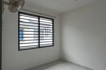 For Rent Setia Tropika 1.5 Storey House Basic Furnish
