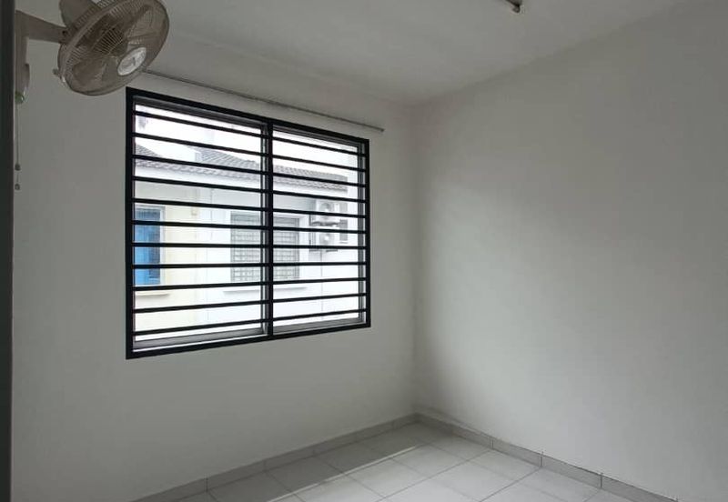For Rent Setia Tropika 1.5 Storey House Basic Furnish