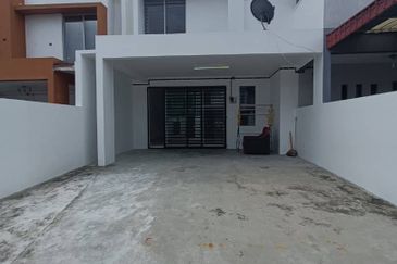 For Rent Setia Tropika 1.5 Storey House Basic Furnish