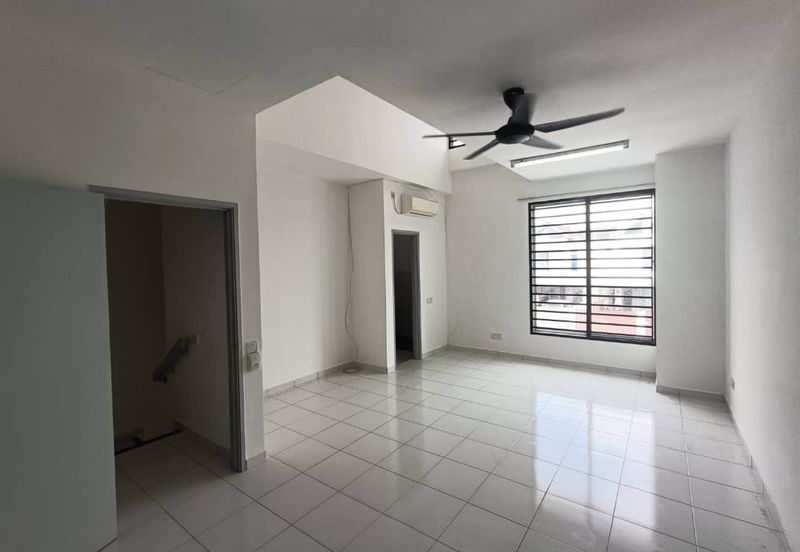 For Rent Setia Tropika 1.5 Storey House Basic Furnish