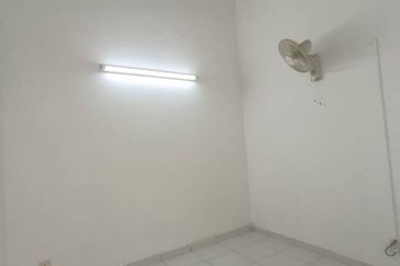 For Rent Setia Tropika 1.5 Storey House Basic Furnish