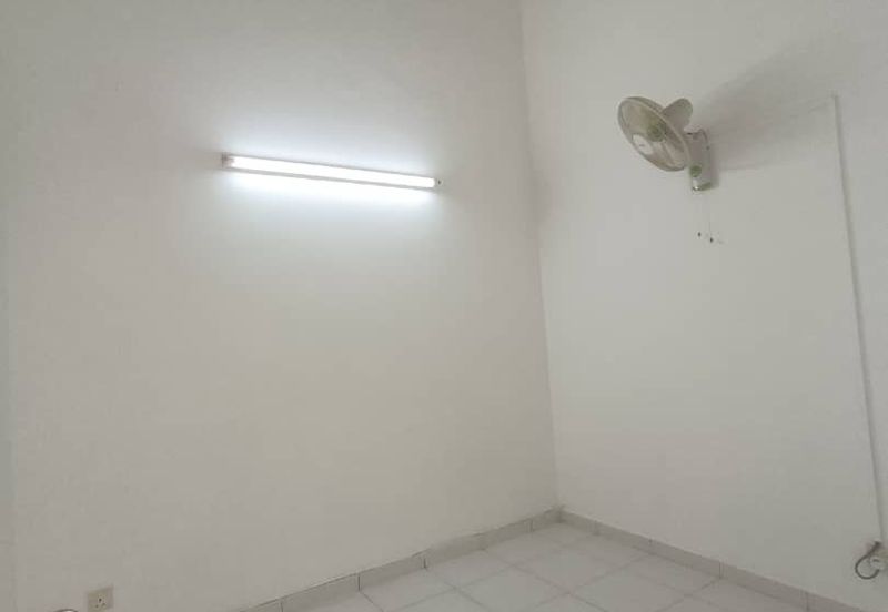 For Rent Setia Tropika 1.5 Storey House Basic Furnish