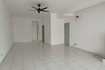 For Rent Setia Tropika 1.5 Storey House Basic Furnish