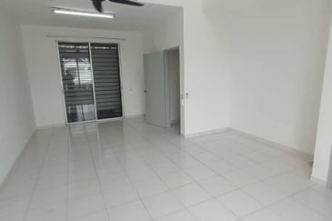 For Rent Setia Tropika 1.5 Storey House Basic Furnish