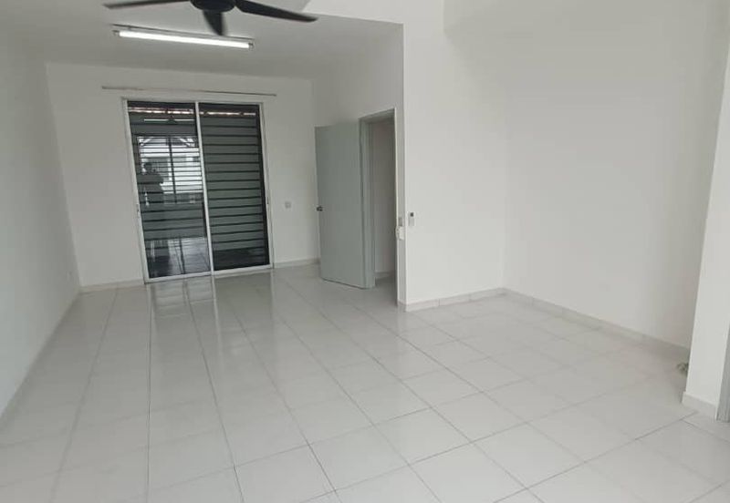 For Rent Setia Tropika 1.5 Storey House Basic Furnish