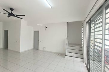 For Rent Setia Tropika 1.5 Storey House Basic Furnish