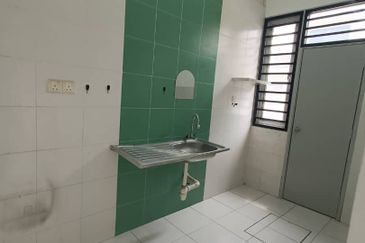 For Rent Setia Tropika 1.5 Storey House Basic Furnish