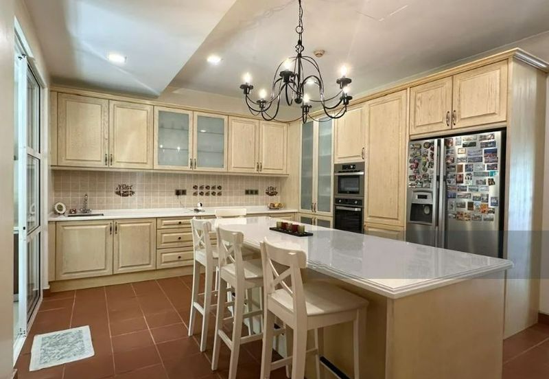 Fully Renovated & Extended, Good Unit Condition with Huge Garden