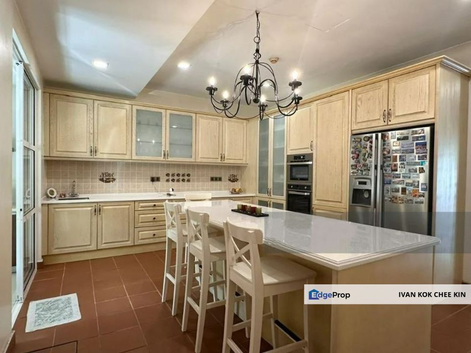 Fully Renovated & Extended, Good Unit Condition with Huge Garden, Selangor, USJ Heights