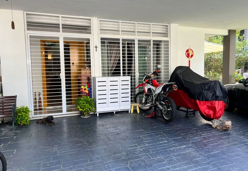 Huge side land, End Lot Unit, 2.5 Storey USJ Heights