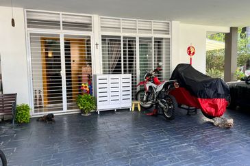 Huge side land, End Lot Unit, 2.5 Storey USJ Heights