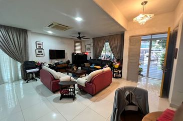Huge side land, End Lot Unit, 2.5 Storey USJ Heights