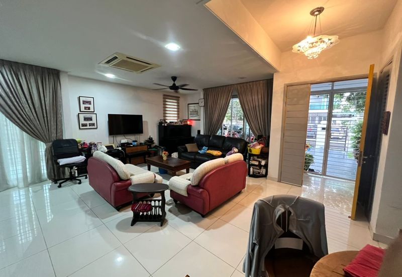 Huge side land, End Lot Unit, 2.5 Storey USJ Heights