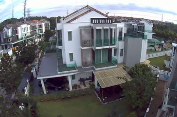 Huge side land, End Lot Unit, 2.5 Storey USJ Heights