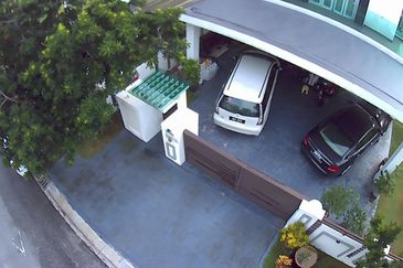 Huge side land, End Lot Unit, 2.5 Storey USJ Heights