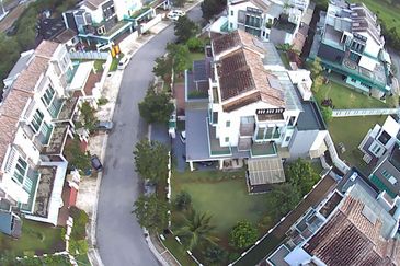 Huge side land, End Lot Unit, 2.5 Storey USJ Heights