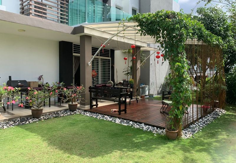 Huge side land, End Lot Unit, 2.5 Storey USJ Heights