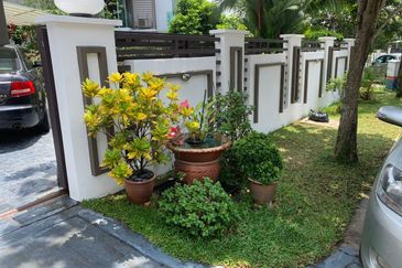 Huge side land, End Lot Unit, 2.5 Storey USJ Heights