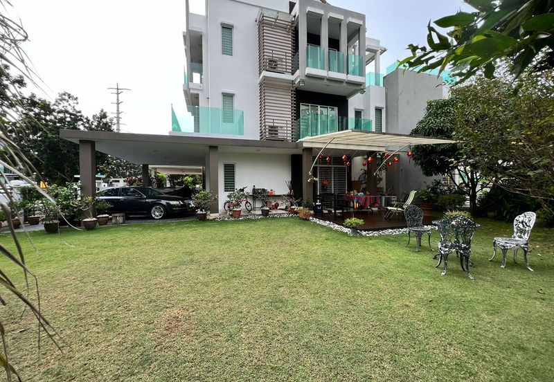 Huge side land, End Lot Unit, 2.5 Storey USJ Heights