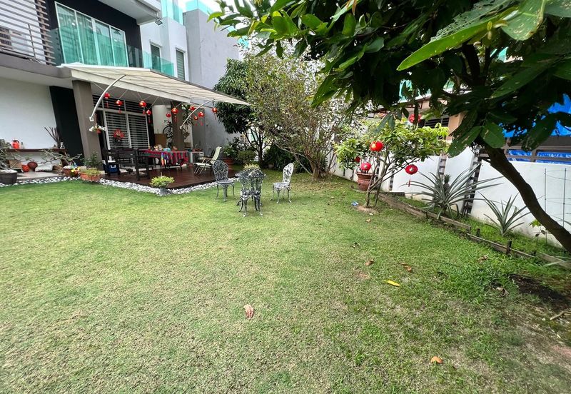 Huge side land, End Lot Unit, 2.5 Storey USJ Heights