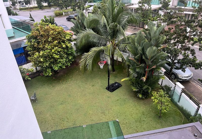 Huge side land, End Lot Unit, 2.5 Storey USJ Heights