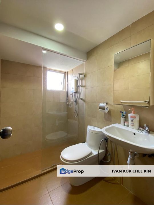 Value Buy 4 Rooms Unit & Walking Distance To LRT Station, Selangor, Petaling Jaya