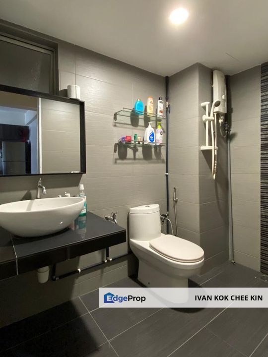 Value Buy 4 Rooms Unit & Walking Distance To LRT Station, Selangor, Petaling Jaya