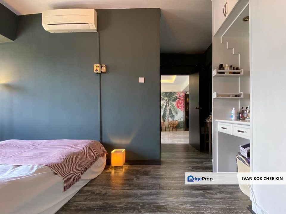 Value Buy 4 Rooms Unit & Walking Distance To LRT Station, Selangor, Petaling Jaya