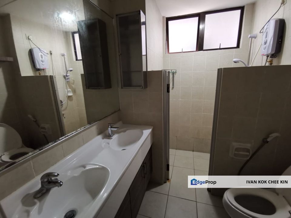 Facing Golf View Unit, Selangor, Tropicana