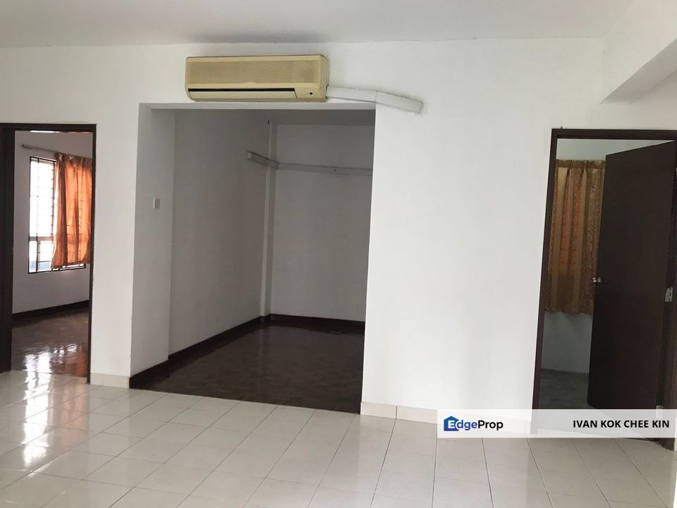 Facing Pool View, Selangor, Petaling Jaya