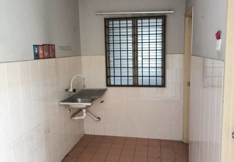 Iris Apartment, Taman Saujana Utama