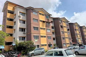 Iris Apartment, Taman Saujana Utama