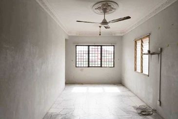 Iris Apartment, Taman Saujana Utama