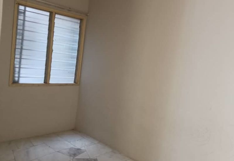 Iris Apartment, Taman Saujana Utama