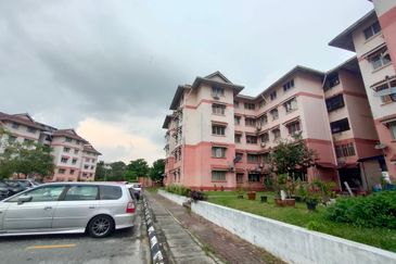 Pangsapuri Kiambang, Bukit Subang