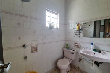 Jalan Akuamarin 7/21