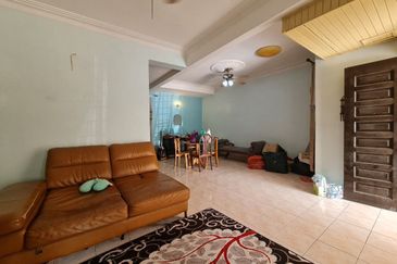 Jalan Akuamarin 7/21