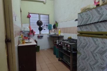 Lily Apartment, Taman Saujana Utama