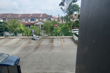 Lily Apartment, Taman Saujana Utama